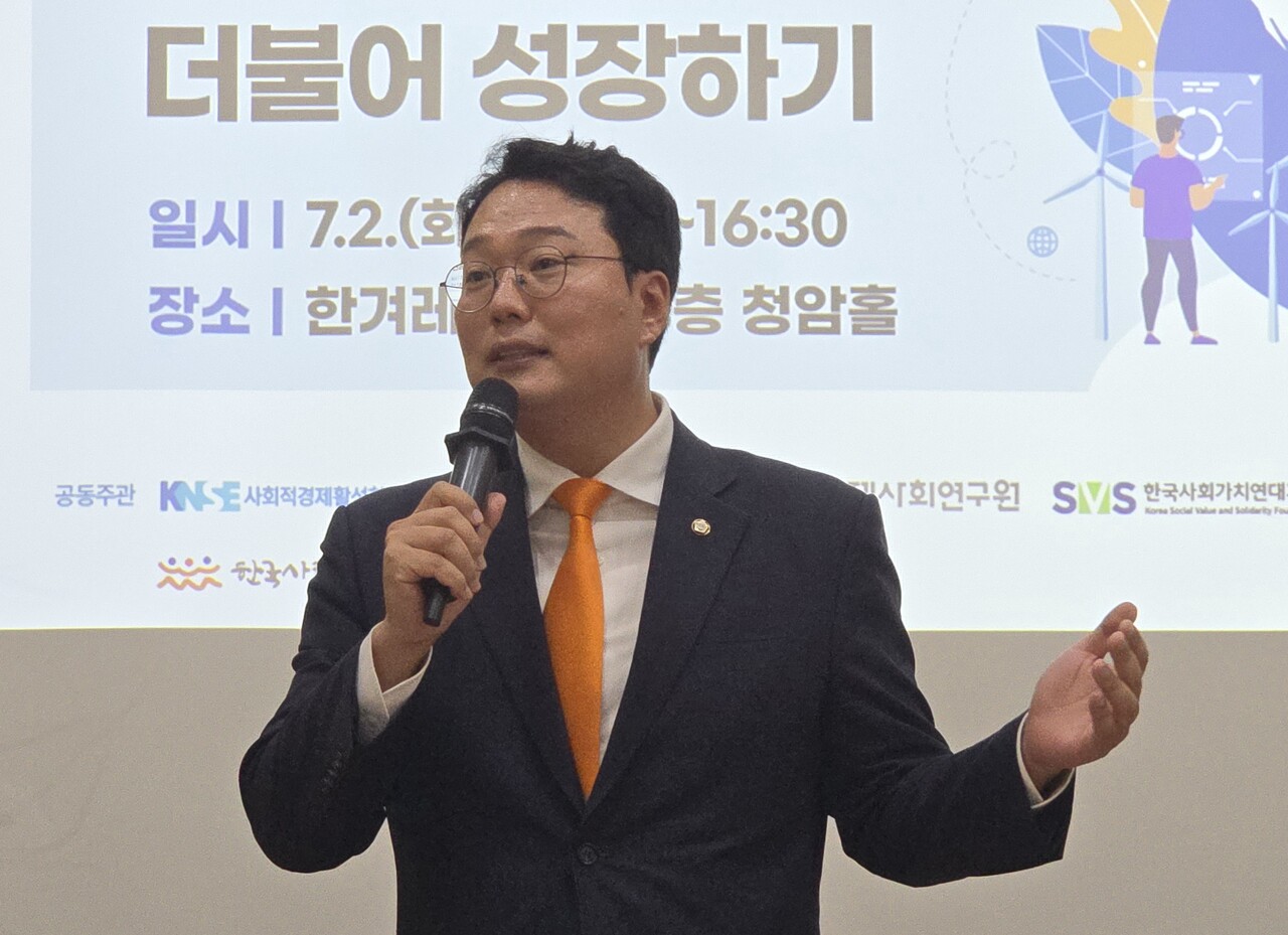 2일 서울 마포구에 위치한 한겨레신문 본사에서 '제22회 사회적경제 포럼: 유엔 세계 협동조합의 해, 협동조합에서 더불어 성장하기' 축사를 진행하는 천하람 개혁신당 원내대표. 2024.07.02/사진=조은결 기자