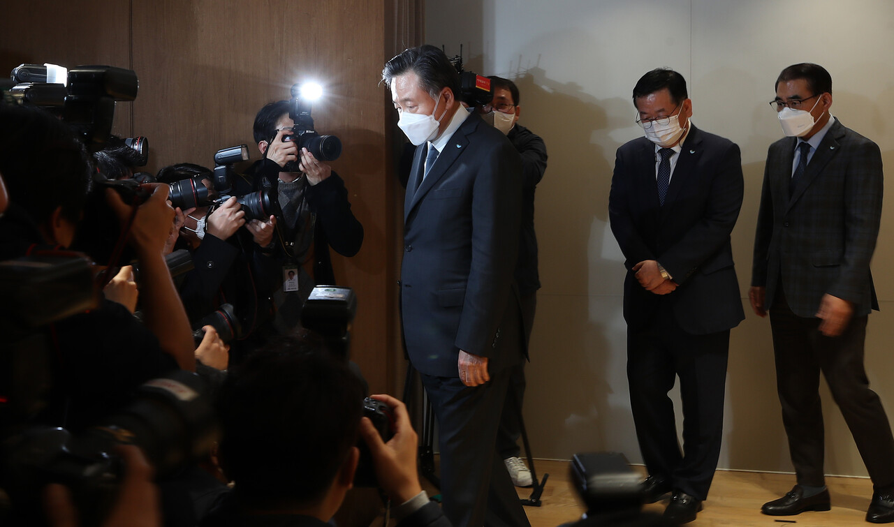 SPC그룹 허영인(가운데) 회장이 서울 양재동 SPC 본사에서 최근 발생한 계열사 SPL 제빵공장 사망사고와 관련, 대국민 사과 기자회견을 마친 뒤 질의응답을 받지 않겠다는 직원의 안내방송 뒤 퇴장하고 있다. 2022.10.21./자료사진=뉴시스