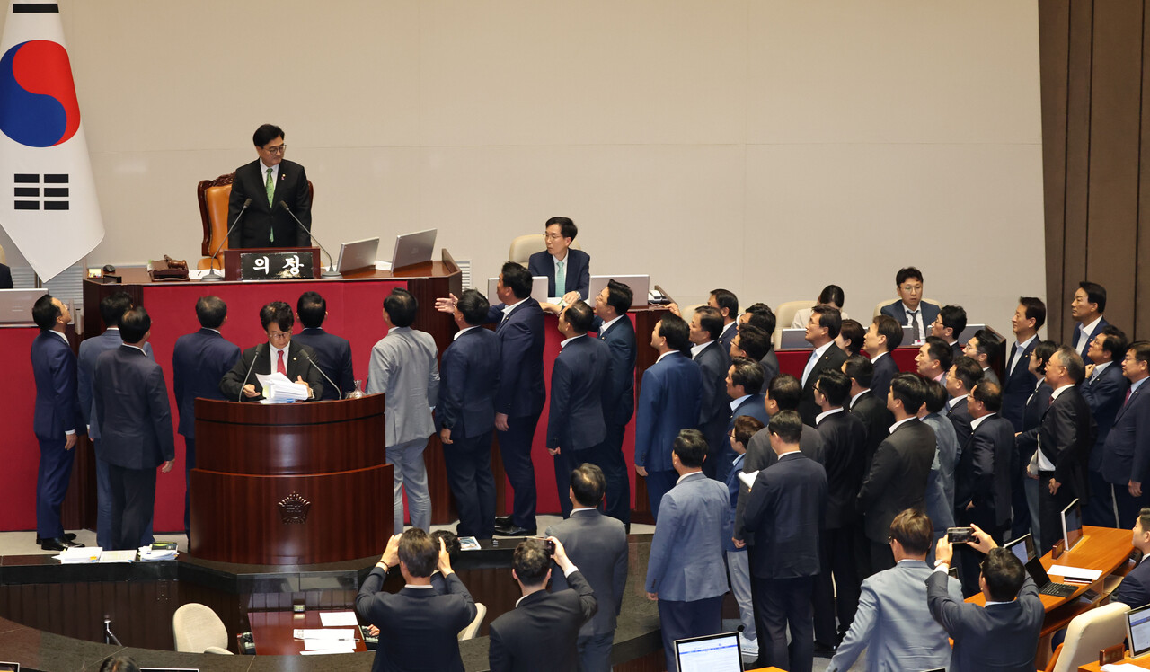 국회의장에게 항의하는 추경호 원내대표와 국민의힘 의원들/사진=뉴시스