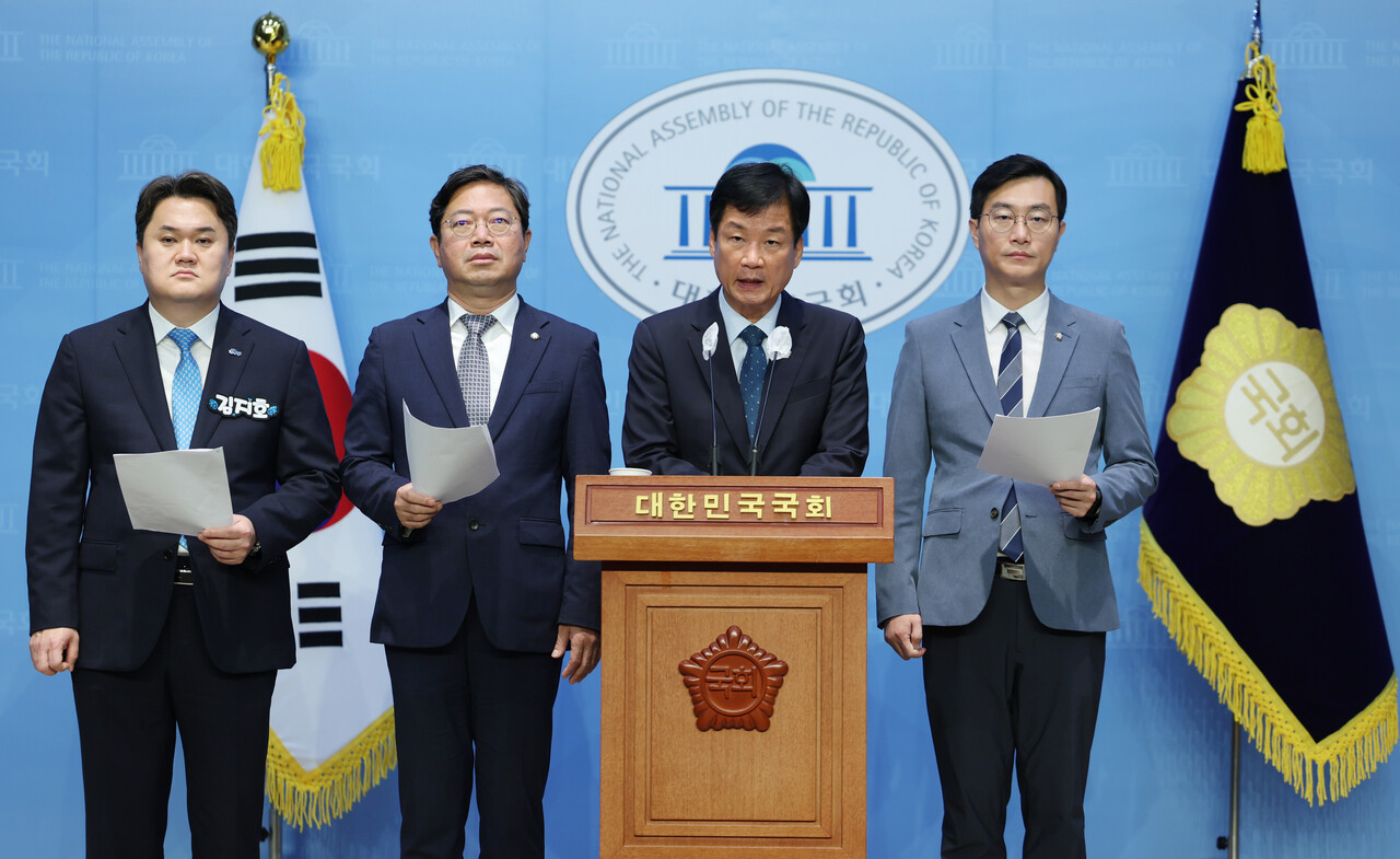 더불어민주당 검찰독재 정치탄압 대책위원회 소속 김승원(왼쪽 두번째부터), 박균택, 장경태 의원이 7일 서울 여의도 국회 소통관에서 이재명 전 대표 부부 소환 관련 기자회견을 하고 있다. 2024.07.07. /뉴시스
