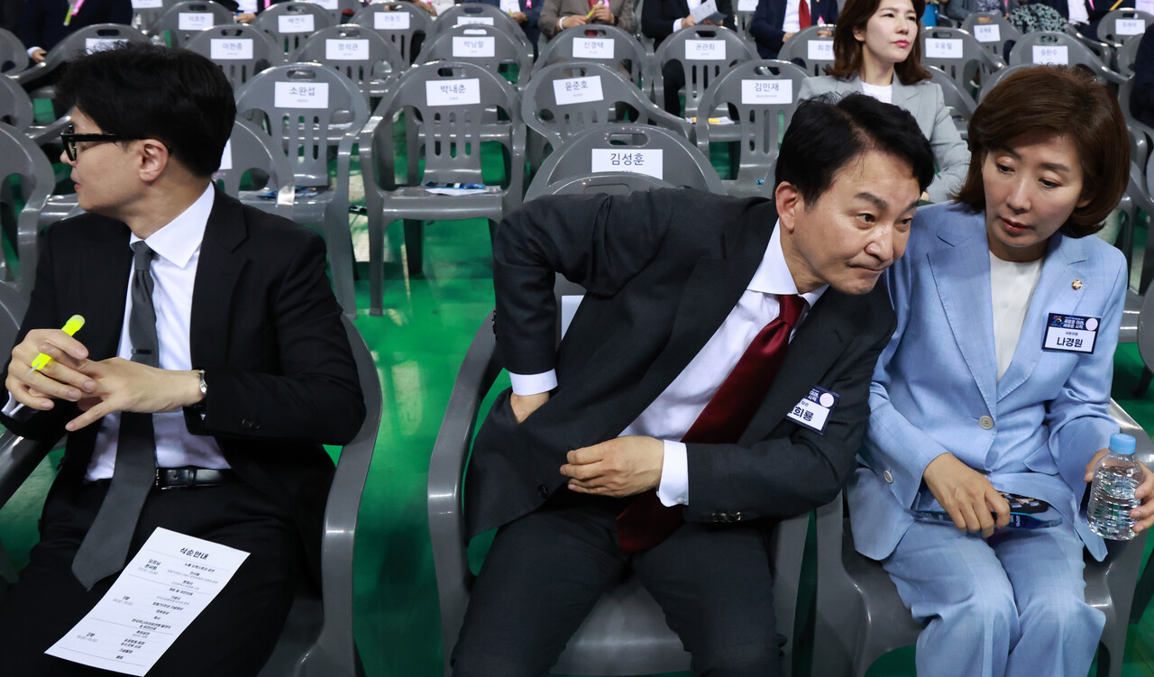 국민의힘 나경원(오른쪽부터), 원희룡, 한동훈 당대표 후보가 4일 인천 남동체육관에서 열린 한국자유총연맹 창립 제70주년 기념식에 참석해 있다. (대통령실통신사진기자단) 2024.07.04./뉴시스