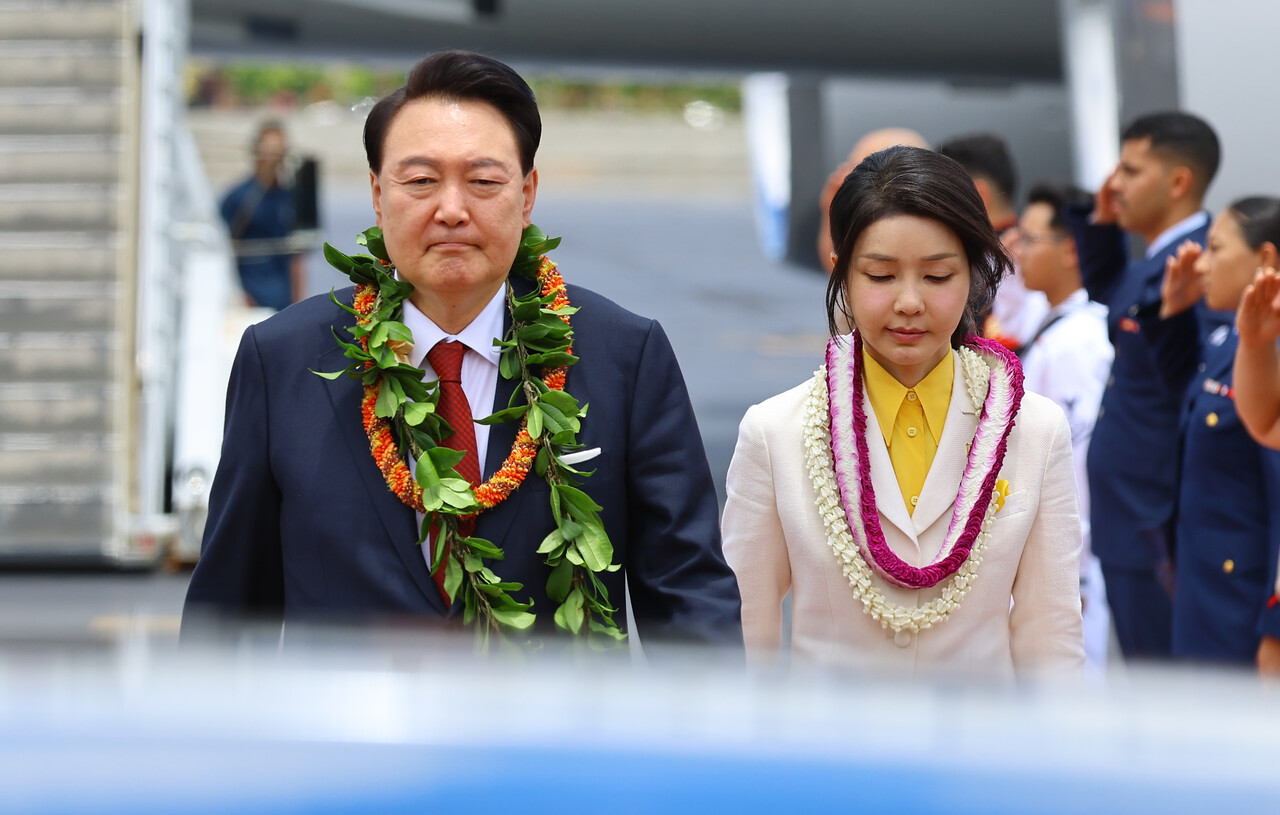 윤석열 대통령과 부인 김건희 여사가 8일(현지시각) 북대서양조약기구(NATO·나토) 75주년 정상회의 참석에 앞서 인도·태평양사령부 방문을 위해 미국 히캄 공군기지에 도착해 차량으로 이동하고 있다. 2024.07.09./뉴시스