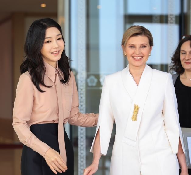 윤석열 대통령 부인 김건희 여사가 16일 서울 용산 대통령실 청사에서 볼로디미르 젤렌스키 우크라이나 대통령 부인 올레나 젤렌스카 여사를 만난 뒤 환송하고 있다. (사진=대통령실 제공) 2023.05.16.