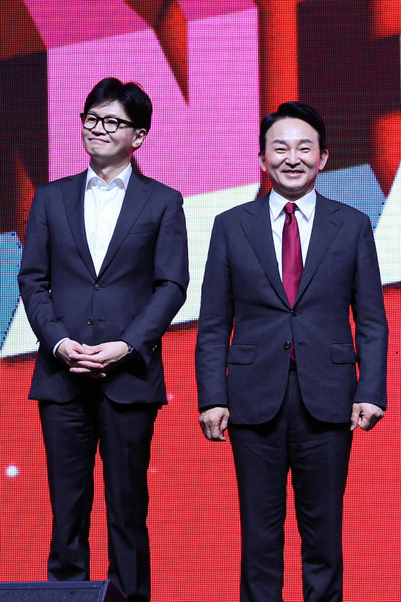 한동훈(왼쪽), 원희룡 국민의힘 당 대표 후보가 12일 오후 대구 북구 엑스코에서 열린 국민의힘 제4차 전당대회 대구·경북 합동연설회에서 기념촬영 전 대기하고 있다. 2024.07.12./뉴시스