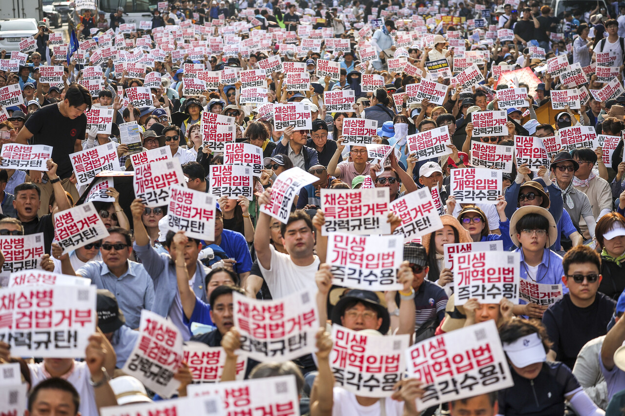 13일 서울 종로구 광화문광장 인근에서 열린 채상병 특검법 거부 강력 규탄, 민생개혁입법 즉각 수용 거부권거부 범국민대회에서 참가자들이 피켓을 들고 구호를 외치고 있다. 2024.07.13./뉴시스