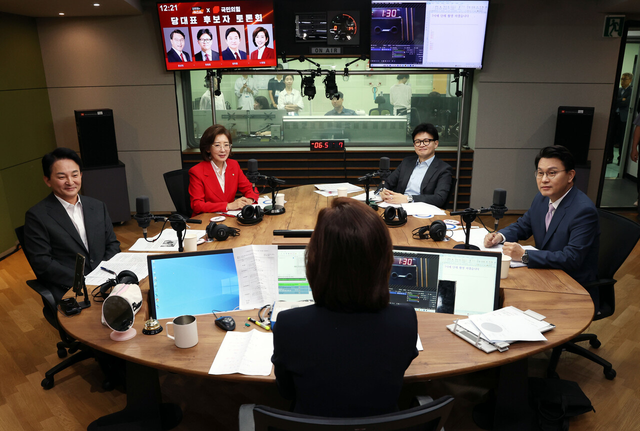 원희룡(왼쪽부터), 나경원, 한동훈, 윤상현 국민의힘 당대표 후보가 17일 서울 양천구 CBS 사옥에서 열린 ‘CBS 김현정의 뉴스쇼 특집’ 국민의힘 당대표 후보자 토론회를 준비하고 있다. 있다.2024.07.17. /뉴시스