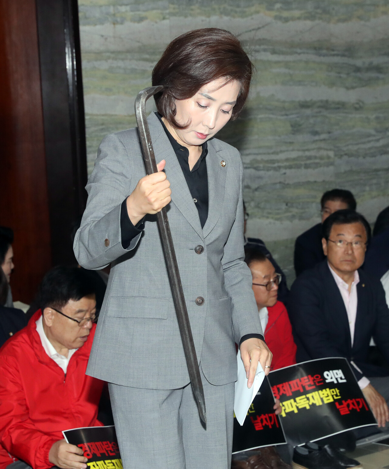 자유한국당 나경원 원내대표가 아침 열린 긴급 의원총회에서 의안과 문을 열려고 할때 사용한 쇠 지렛대(빠루)를 들고 있다. 2019.04.26./자료사진=뉴시스