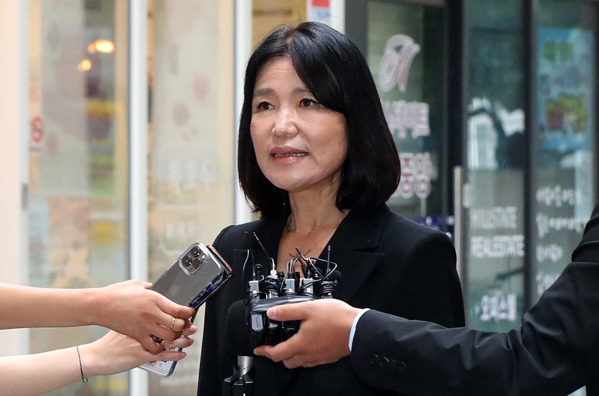 이진숙 방송통신위원장 후보자가 8일 오전 경기 과천시 소재 청문회 준비 사무실로 출근하며 취재진의 질문에 대답하고 있다. 2024.07.08./뉴시스