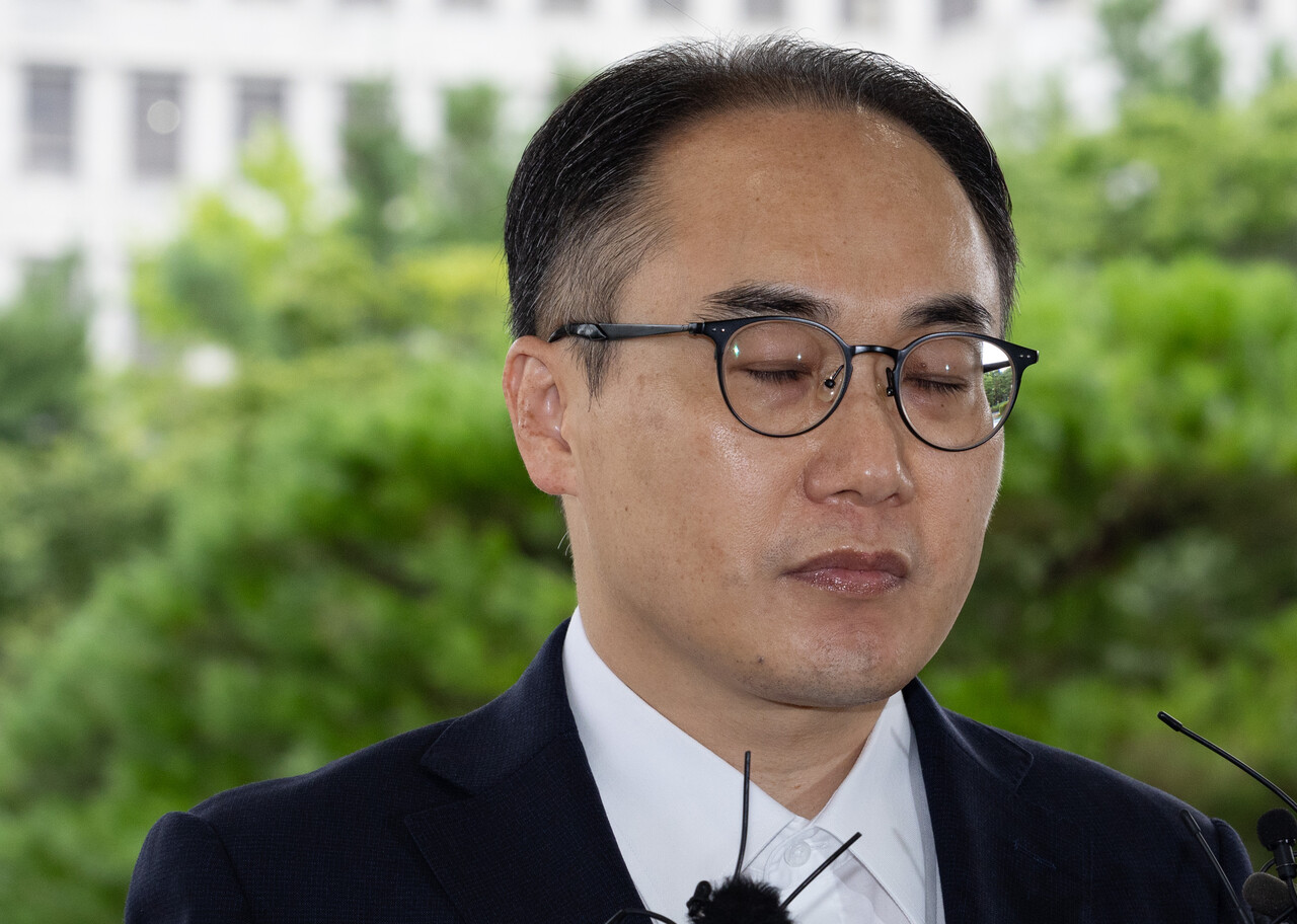 이원석 검찰총장이 22일 오전 서울 서초구 대검찰청으로 출근하며 취재진의 질문을 듣고 있다. /뉴시스