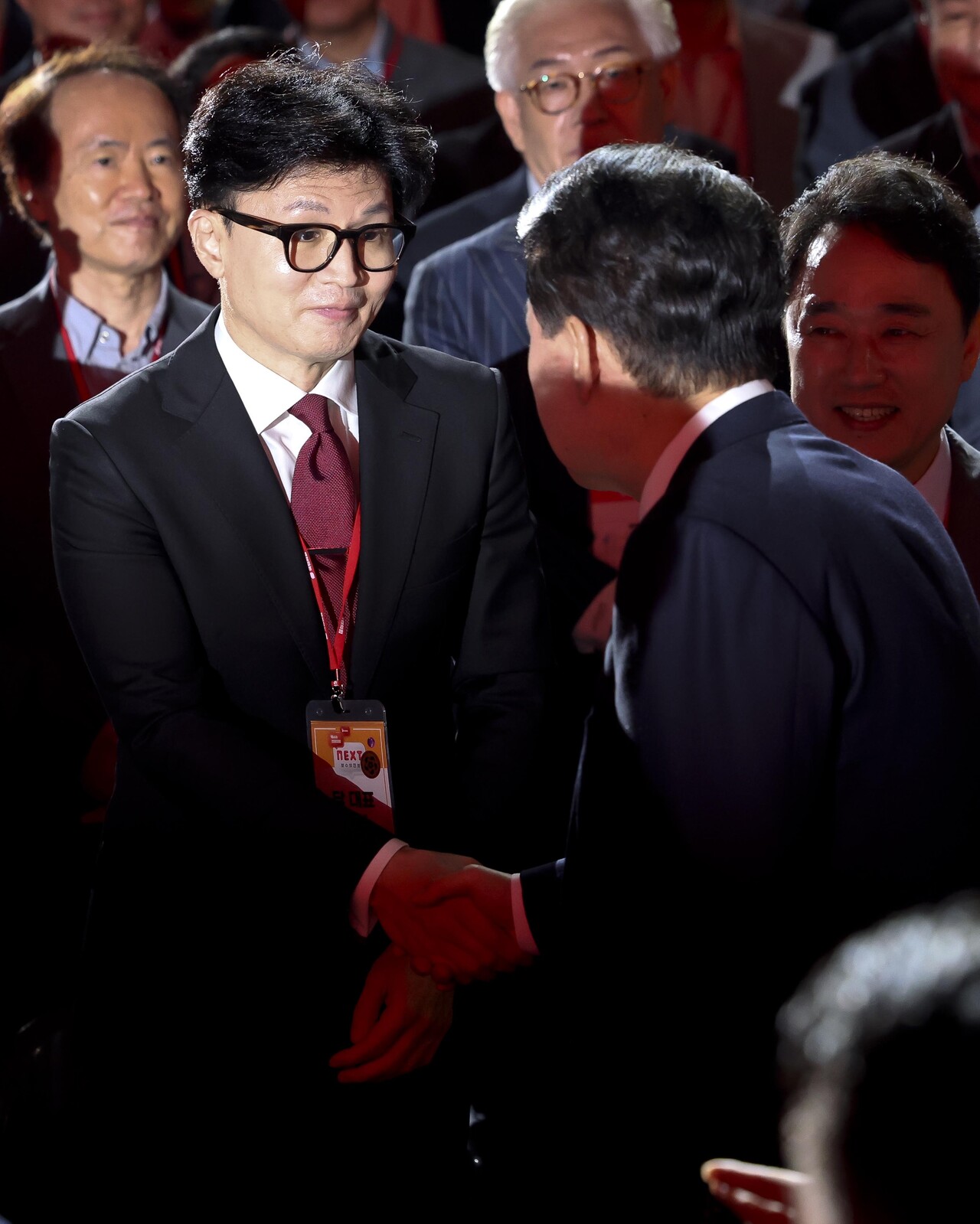 윤석열 대통령이 23일 경기 고양시 일산 킨텍스에서 열린 국민의힘 제4차 전당대회에 입장하며 한동훈 당대표 후보자의 인사를 받고 있다. /뉴시스