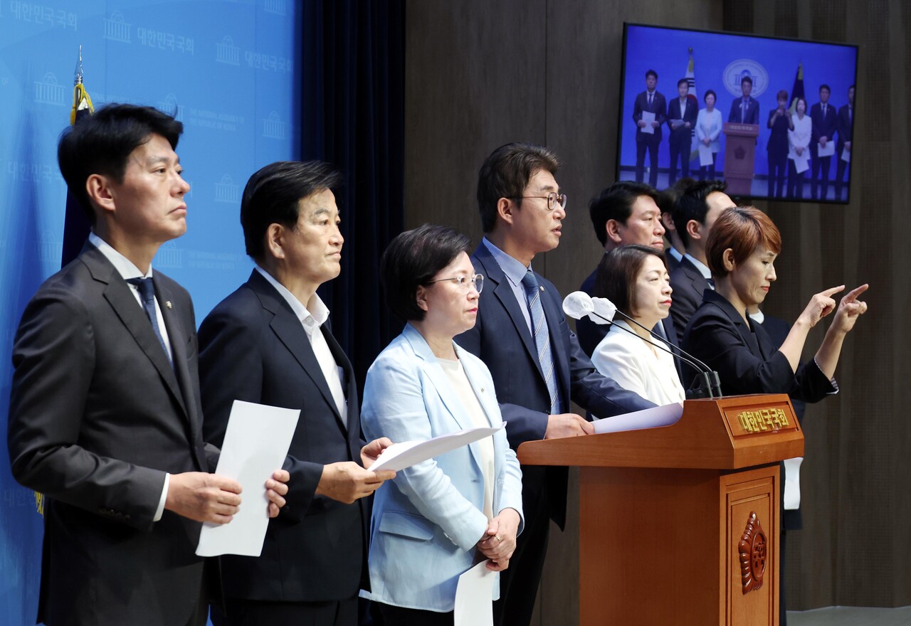 노종면 더불어민주당 의원이 26일 서울 여의도 국회 소통관에서 열린 '과학기술정보방송통신 민주당·조국혁신당 위원, 이진숙 방통위원장 후보 사퇴 촉구 기자회견'에서 발언을 하고 있다. 2024.07.26.