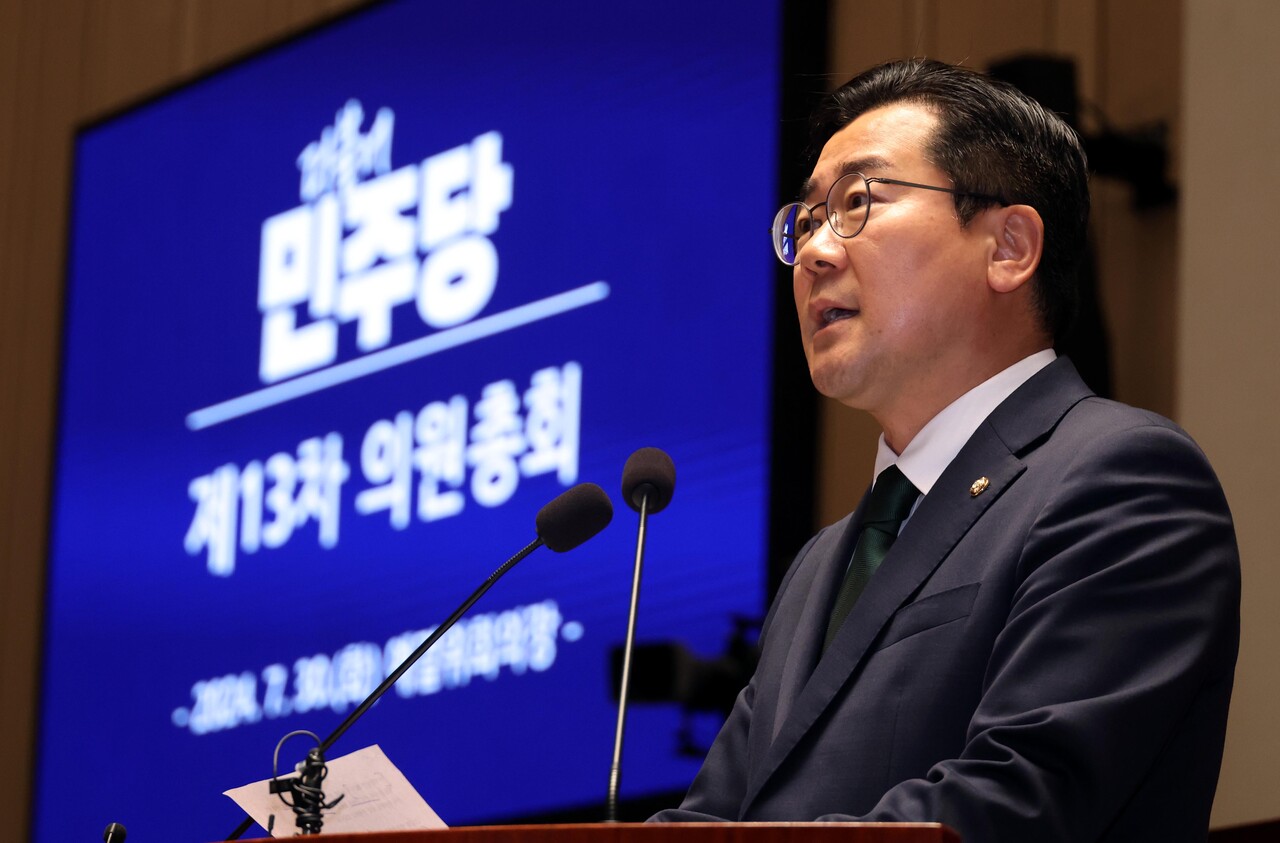 박찬대 더불어민주당 당 대표 직무대행 겸 원내대표가 30일 오전 서울 여의도 국회에 열린 의원총회에서 발언을 하고 있다/사진=뉴시스