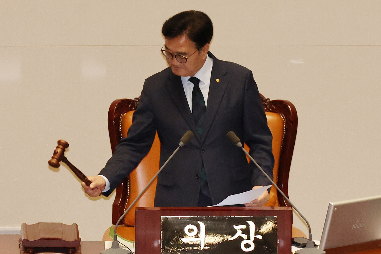 원식 국회의장이 30일 오전 서울 여의도 국회에서 열린 제416회 국회(임시회) 제1차 본회의에서 한국교육방송공사법 일부개정법률안에 대한 가결 선언을 하며 의사봉을 두드리고 있다..사진=뉴시스