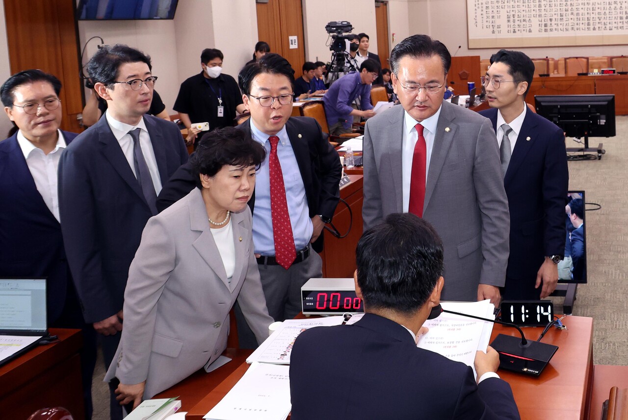 유상범 국민의힘 법사위 간사와 의원들이 31일 오전 서울 여의도 국회에서 열린 법제사법위원회에서 정청래 법사위원장에게 의사진행 관련 항의를 하고 있다. /사진=뉴시스