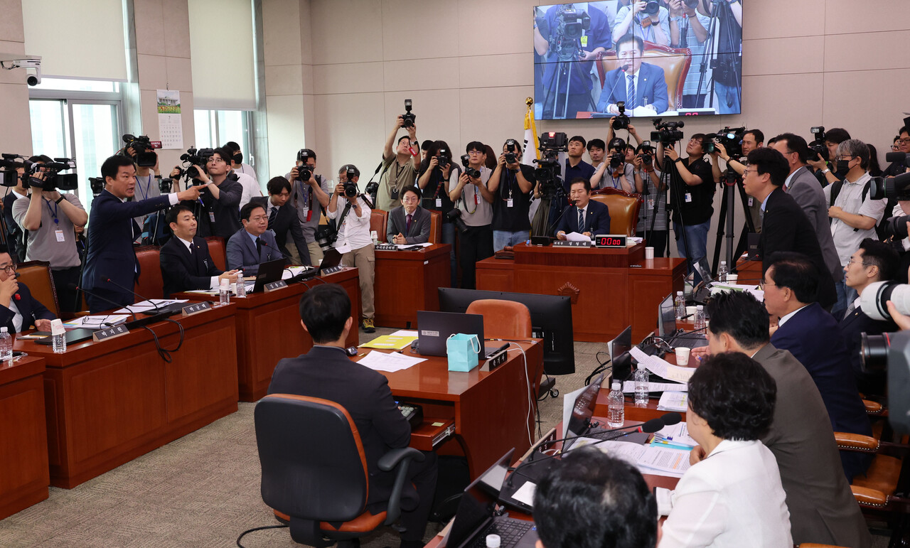 19일 오전 서울 여의도 국회에서 열린 법제사법위원회 윤석열 대통령 탄핵소추안 즉각 발의 요청에 관한 청원 관련 청문회에서 박균택 의원과 곽규택 의원의 고성이 오가고 있다./사진=뉴시스