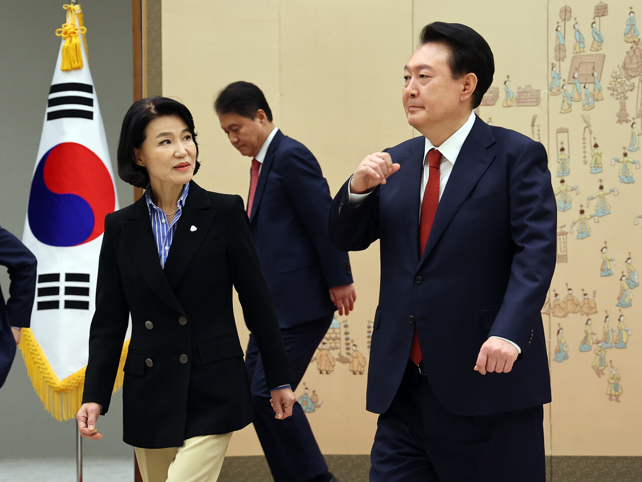 윤석열 대통령이 1일 서울 용산 대통령실 청사에서 열린 방송통신위원장(방통위원장) 임명장 수여식에서 이진숙 방통위원장에게 임명장을 수여 후 이석하고 있다. 2024.08.01./뉴시스