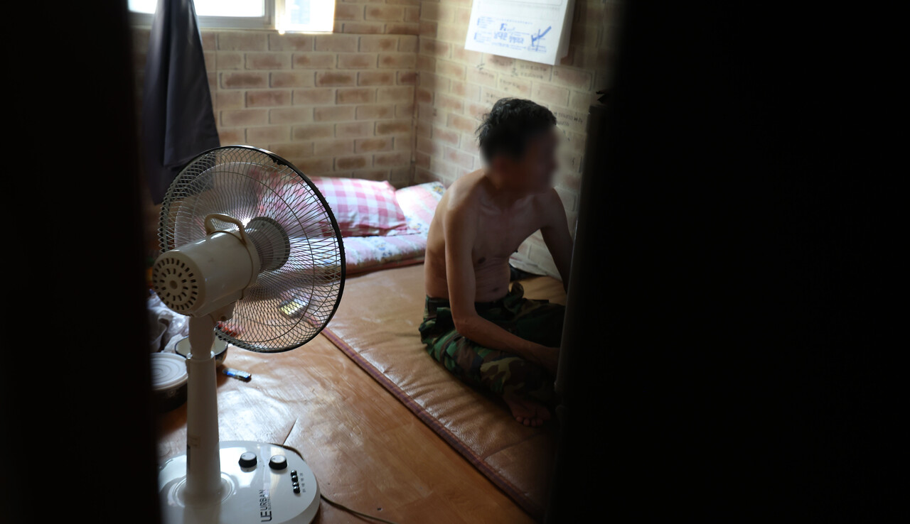 전국 대부분 지역에 폭염특보가 발효된 지난달 31일 서울 용산구 동자동 쪽방촌에 한 거주자가 윗옷을 벗고 선풍기를 튼 채 휴식하고 있다./사진=뉴시스