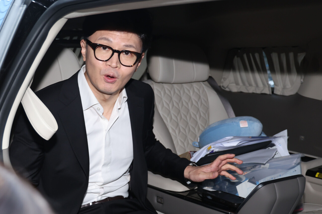 한동훈 국민의힘 대표가 31일 오후 서울 여의도 중앙당사를 나서며 차량에 탑승해 있다. 2024.07.31./뉴시스