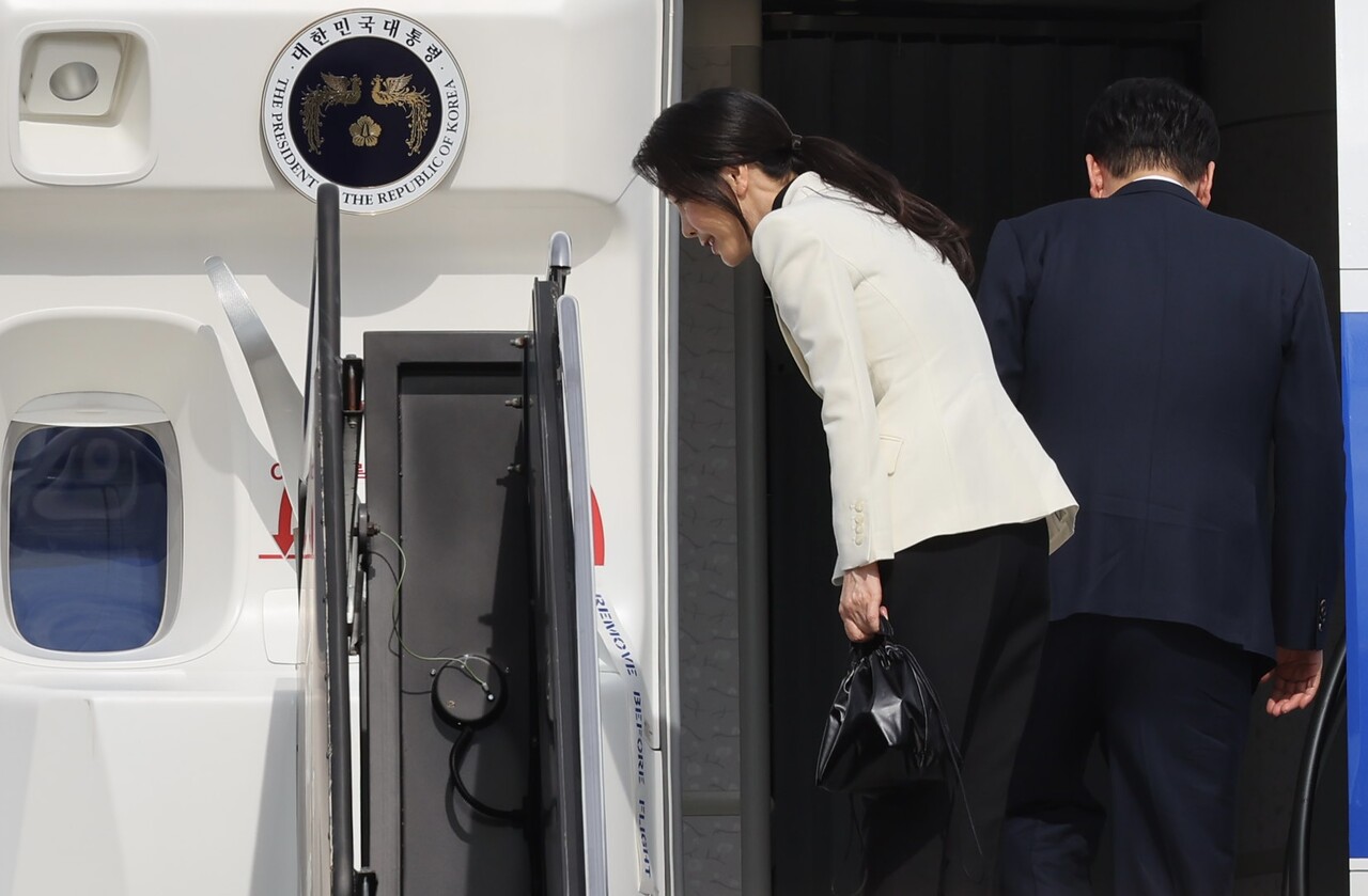 북대서양조약기구(NATO·나토) 75주년 정상회의 참석을 마치고 귀국하는 윤석열 대통령의 부인 김건희 여사가 11일(현지시각) 미국 워싱턴DC 인근 델레스 국제공항에서 공군 1호기에 탑승하며 인사하고 있다. 2024.07.12./자료사진=뉴시스
