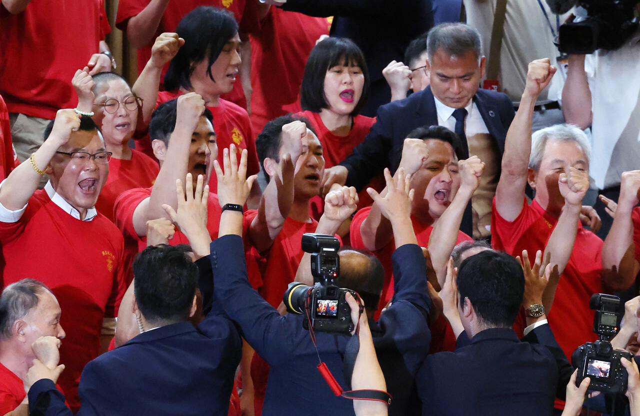 해병대 예비역 연대 회원들이 25일 오후 서울 여의도 국회에서 열린 제416회 국회(임시회) 제1차 본회의에서 순직 해병 수사 방해 및 사건 은폐 등의 진상규명을 위한 특별검사의 임명 등에 관한 법률안 재의의 건이 부결된 뒤 구호를 외치고 있다. /사진=뉴시스