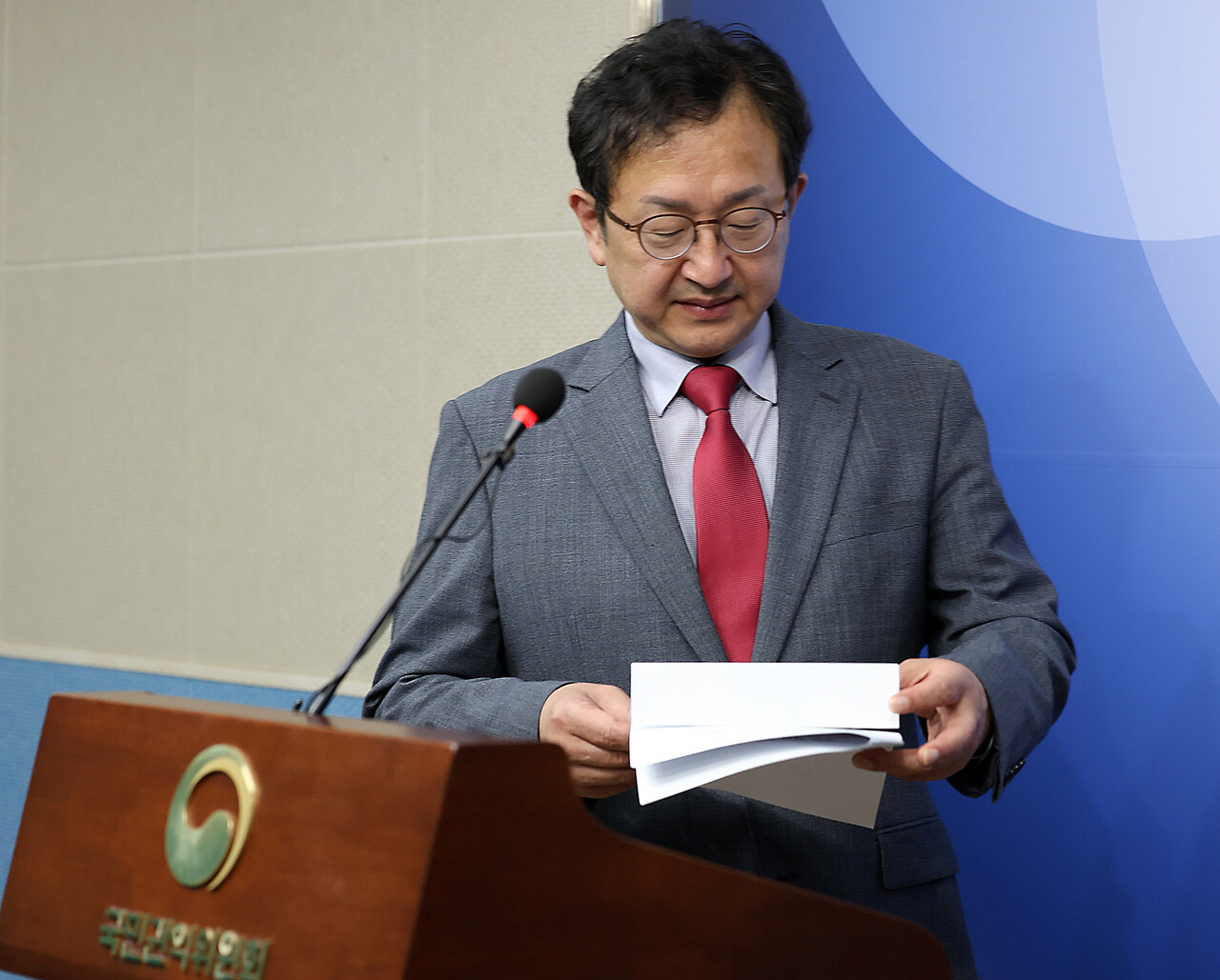 정승윤 국민권익위원회 부위원장이 8일 정부세종청사에서 주요 신고사건 전원위원회 회의 의결 결과를 발표하기 위해 단상에 오르고 있다. (사진=권익위 제공) 2024.07.08./뉴시스