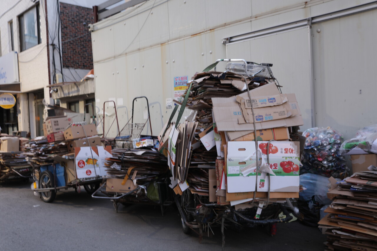 경기도 의정부시의 위치한 한 고물상 앞 폐지 수레들 2024.06.15/사진=조은결 기자