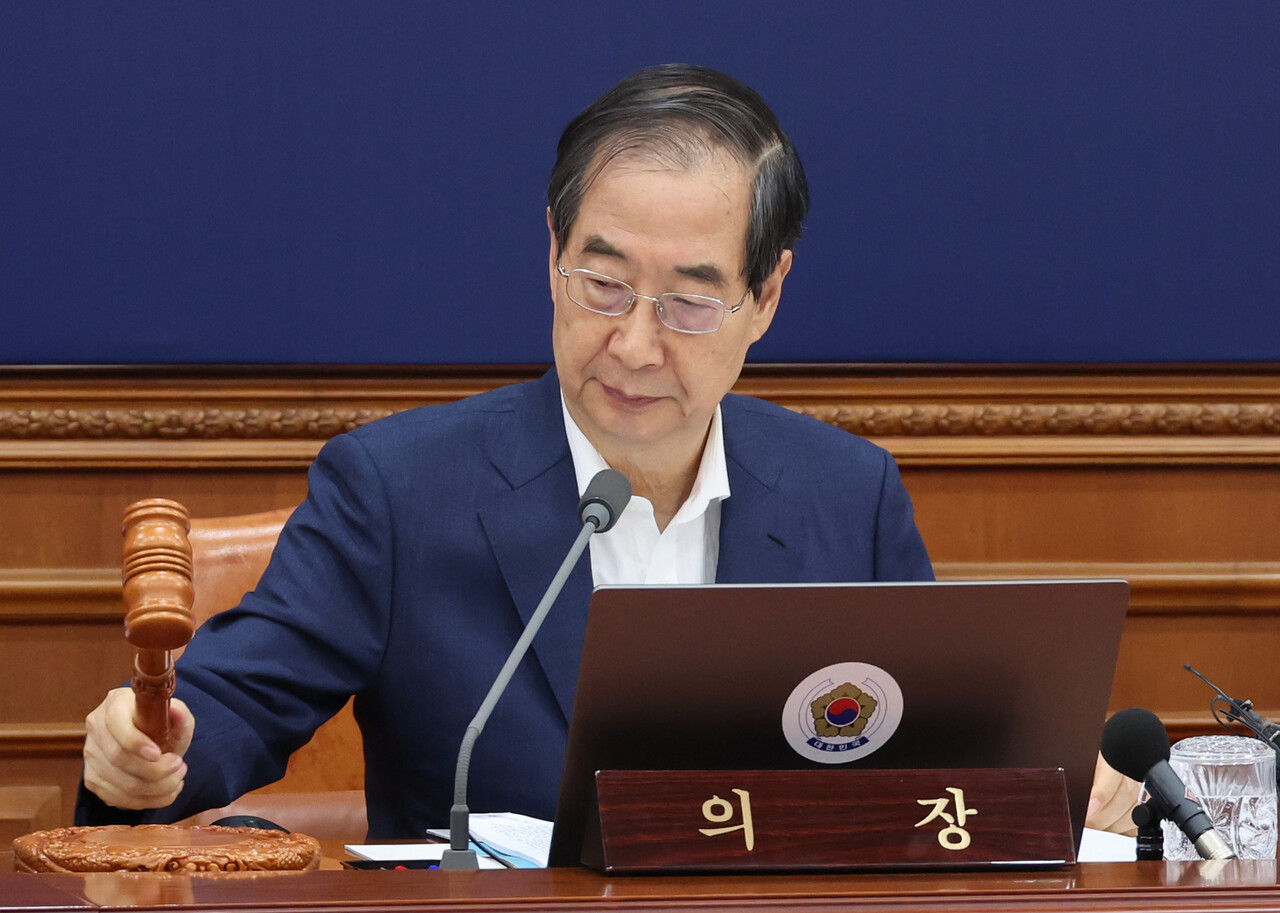 한덕수 국무총리가 13일 오전 서울 종로구 정부서울청사에서 열린 국무회의에 참석해 의사봉을 두드리고 있다./사진=뉴시스