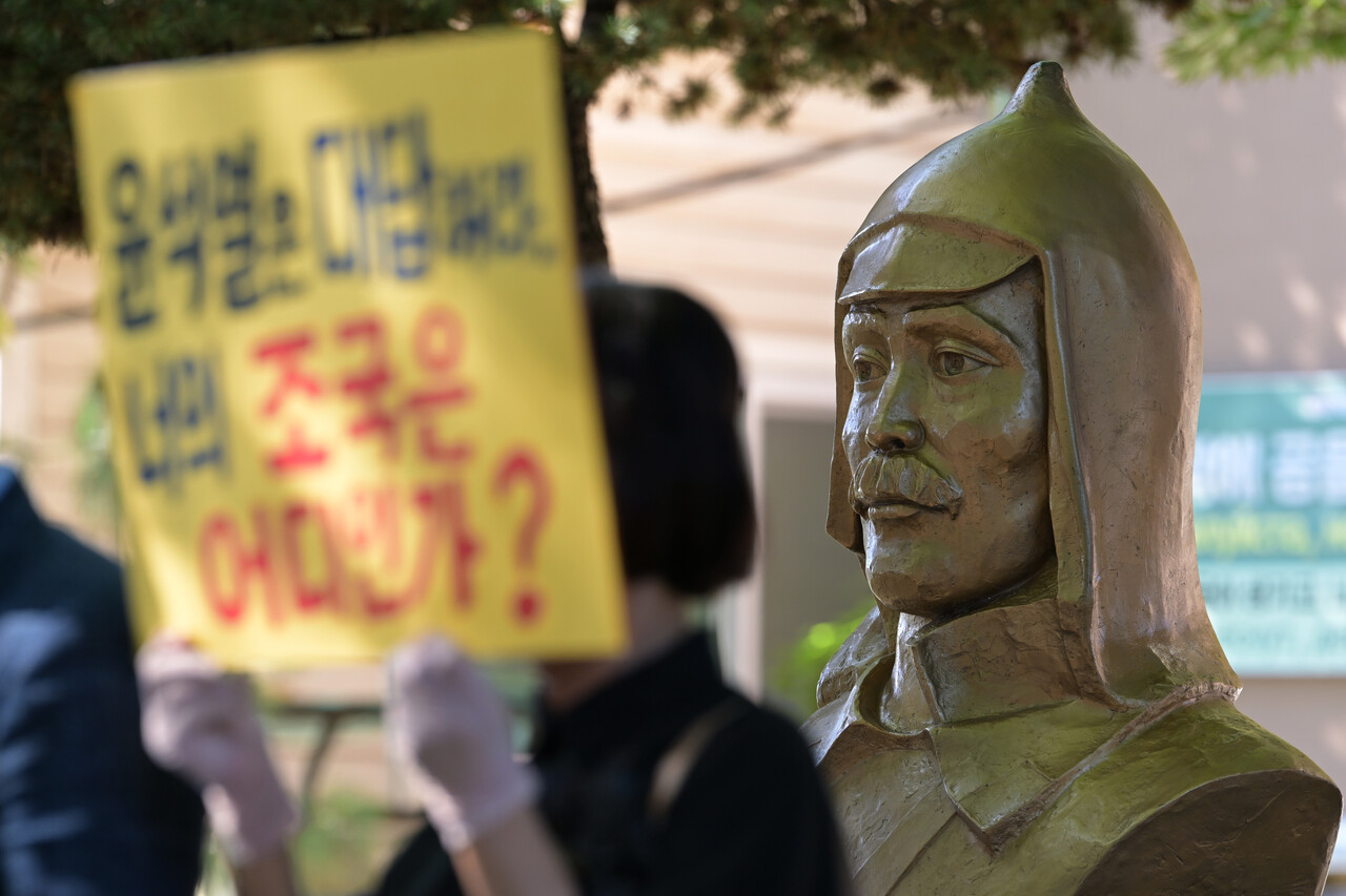 홍범도공원조성추진위원회 등 광주 지역 7개 시민 단체가 8일 오전 광주 광산구 홍범도공원(다모아어린이공원)에서 윤석열 정부를 향해 육군사관학교 내 홍범도 장군 흉상 철거 계획 백지화를 촉구하고 있다/사진=뉴시스