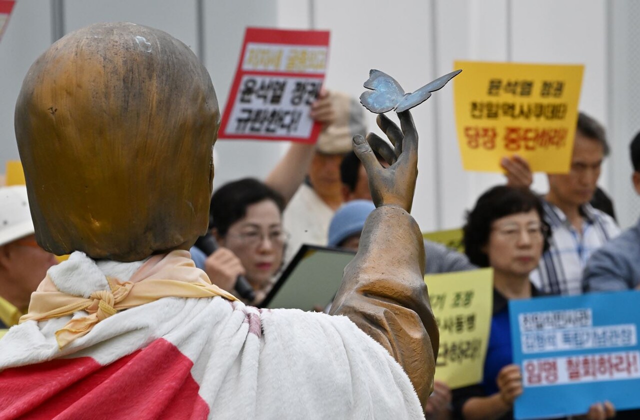 광주·전남 103개 시민단체가 제7회 일본군 위안부 기림의 날을 하루 앞둔 13일 오전 광주 서구 광주시의회 평화의 소녀상 앞에서 윤석열 정권을 향한 김형석 신임 독립기념관장 임명 철회와 대일본 저자세 외교 중단을 촉구하는 기자회견을 열고 있다. 2024.08.13./뉴시스