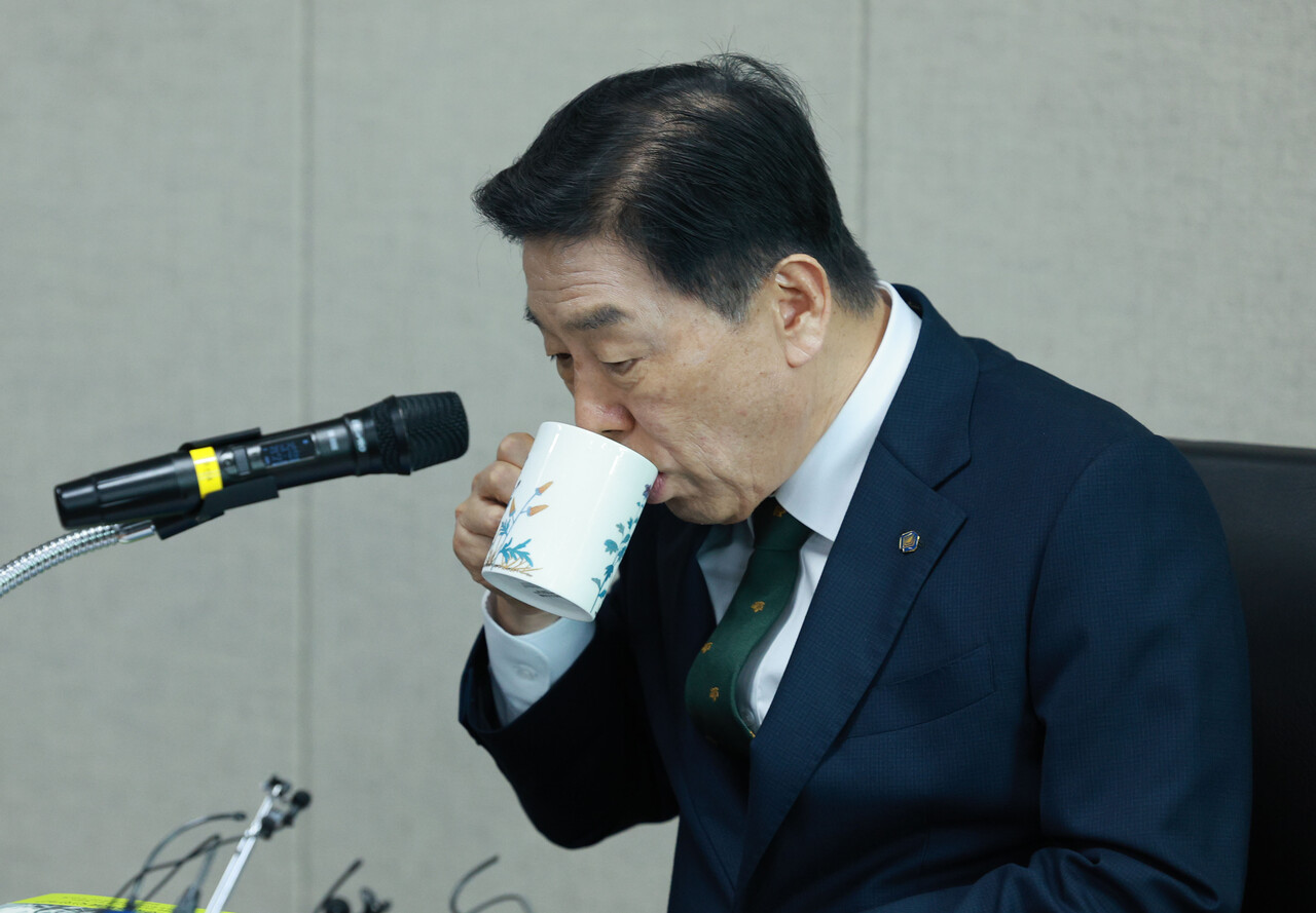 김형석 독립기념관장이 12일 서울 용산구 서울지방보훈청에서 광복절 경축식 취소 및 뉴라이트 성향 관련 기자회견을 하던 중 물을 마시고 있다. 2024.08.12./뉴시스