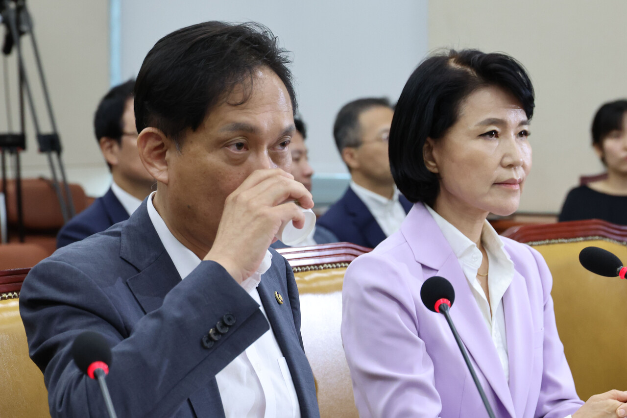 김태규 방송통신위원장 직무대행이 14일 오후 서울 여의도 국회에서 열린 과학기술정보방송통신위원회 전체회의 불법적 방문진 이사 선임 등 방송장악 관련 2차 청문회에서 물을 마시고 있다./사진=뉴시스