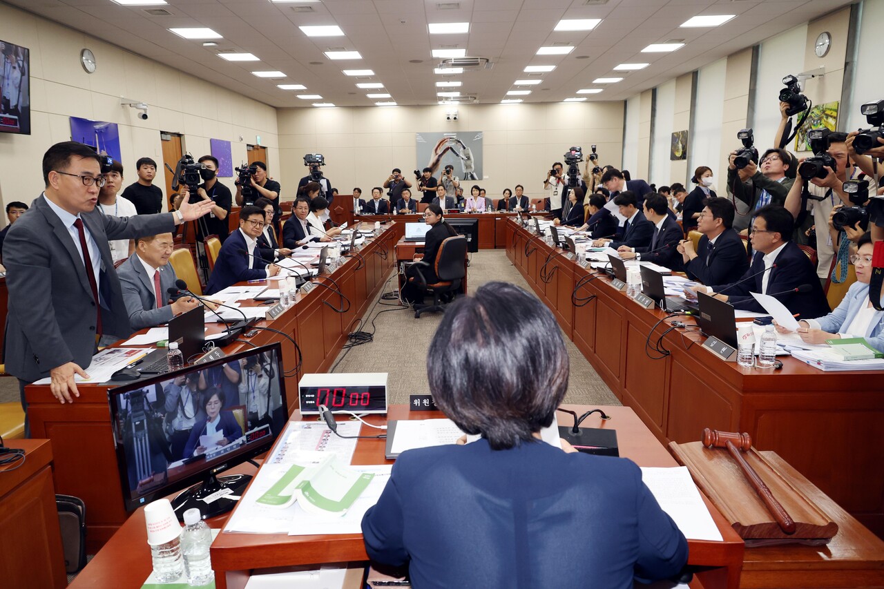 최형두(왼쪽) 국민의힘 과방위 간사가 14일 오후 서울 여의도 국회에서 열린 과학기술정보방송통신위원회 전체회의 불법적 방문진 이사 선임 등 방송장악 관련 2차 청문회에서 '김태규 방송통신위원장 직무대행 증언 거부 고발 안건 상정'에 대해 항의하고 있다/사진=뉴시스
