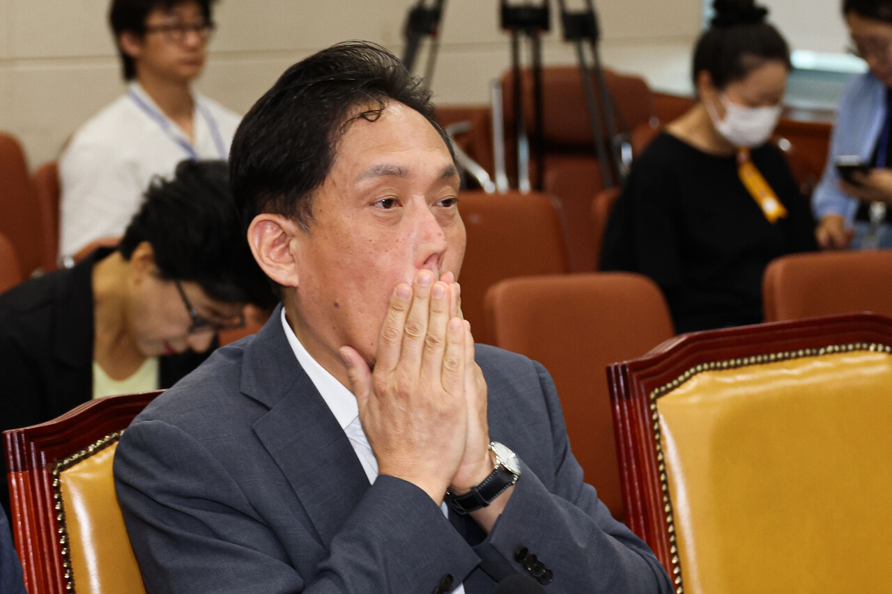 김태규 방송통신위원장 직무대행이 14일 오전 서울 여의도 국회에서 열린 과학기술정보방송통신위원회 전체회의 불법적 방문진 이사 선임 등 방송장악 관련 2차 청문회에서 얼굴을 만지고 있다. /사진=뉴시스