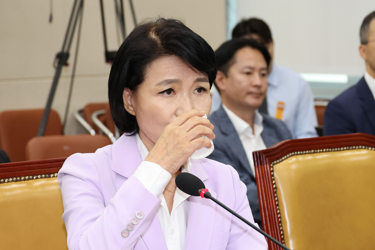이진숙 방송통신위원장이 14일 오후 서울 여의도 국회에서 열린 과학기술정보방송통신위원회 전체회의 불법적 방문진 이사 선임 등 방송장악 관련 2차 청문회에서 물을 마시고 있다./사진=뉴시스
