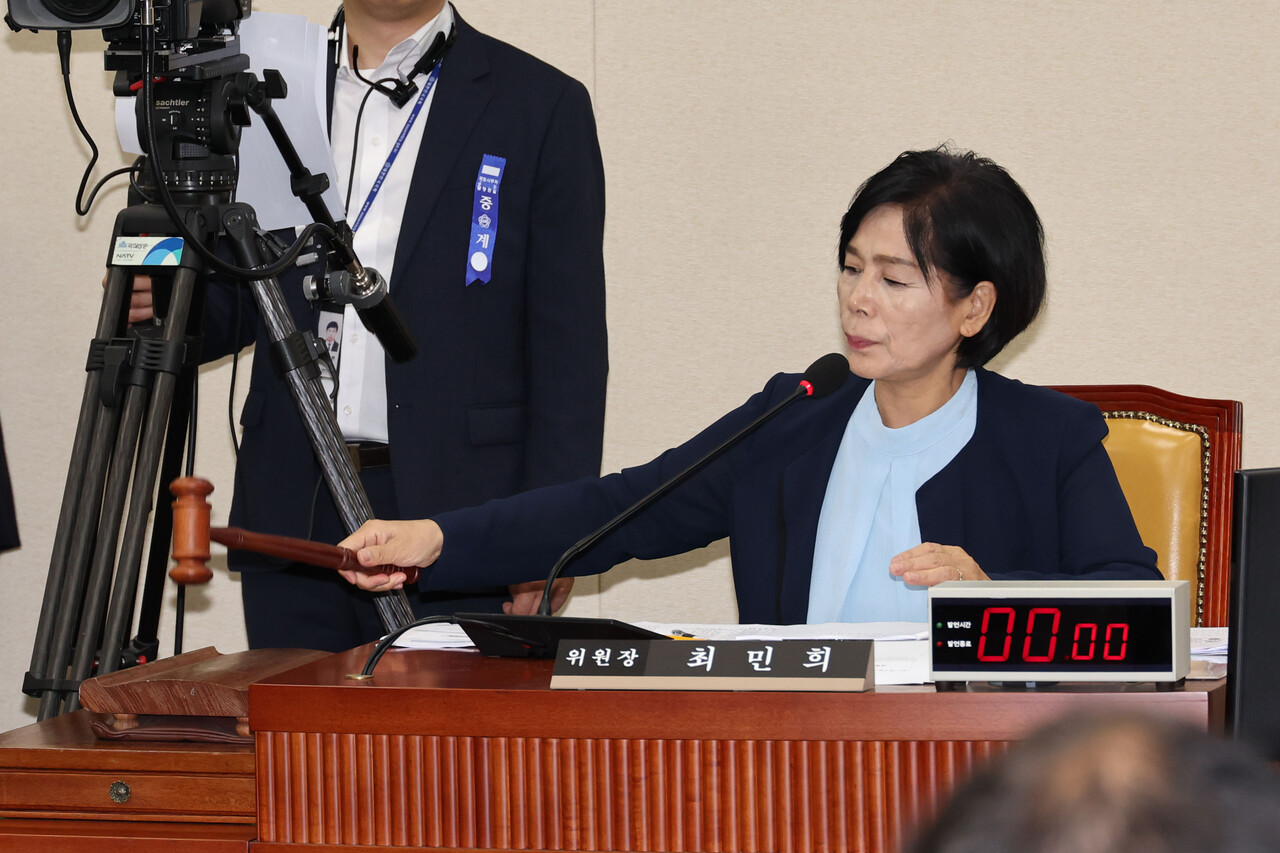 4일 오전 서울 여의도 국회에서 열린 과학기술정보방송통신위원회 전체회의 불법적 방문진 이사 선임 등 방송장악 관련 2차 청문회에서 최민희 위원장이 의사봉을 두드리고 있다./사진=뉴시스