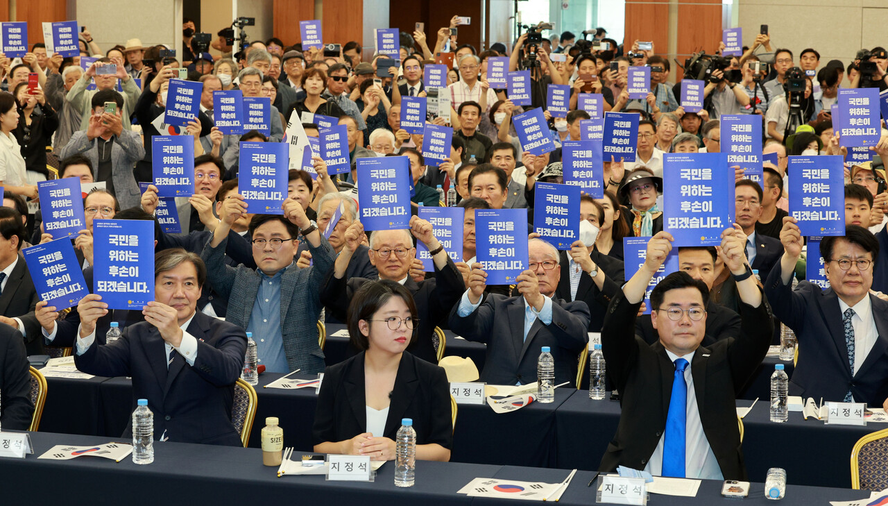 박찬대(앞줄 오른쪽부터) 더불어민주당 당대표 직무대행 겸 원내대표, 용혜인 기본소득당 대표, 조국 조국혁신당 대표 등이 15일 서울 용산구 백범김구기념관에서 광복회 주최로 열린 제79주년 광복절 기념식에서 브로셔에 프린트 된 '국민을 위하는 후손이 되겠습니다'란 글귀를 들어보이고 있다. 2024.08.15. /뉴시스