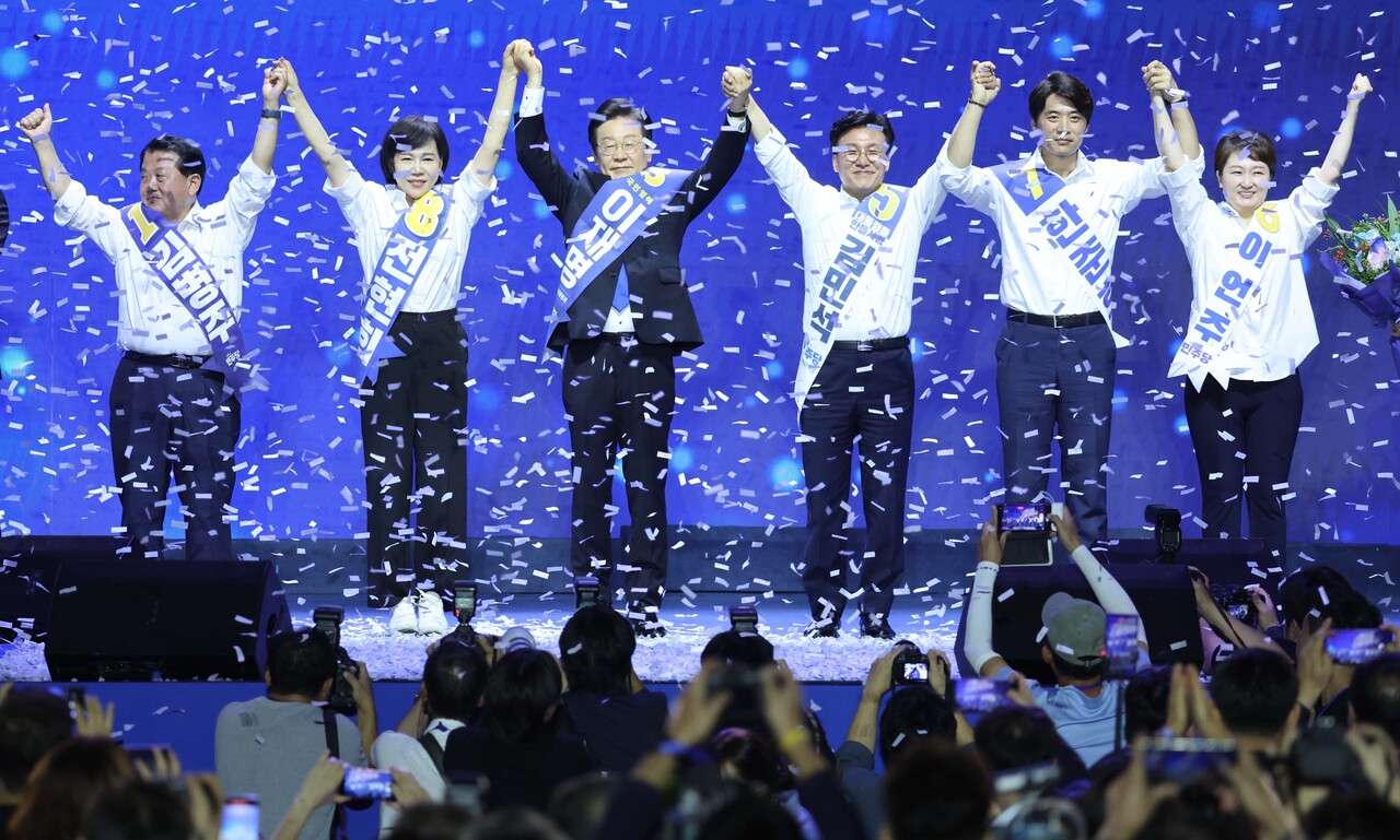 이재명 더불어민주당 당대표를 비롯한 김민석·전현희·한준호·김병주·이언주 최고위원, 박찬대 원내대표가 18일 서울 송파구 올림픽공원 KSPO돔에서 열린 제1차 전국당원대회에서 당원들에게 인사를 하고 있다. (공동취재)