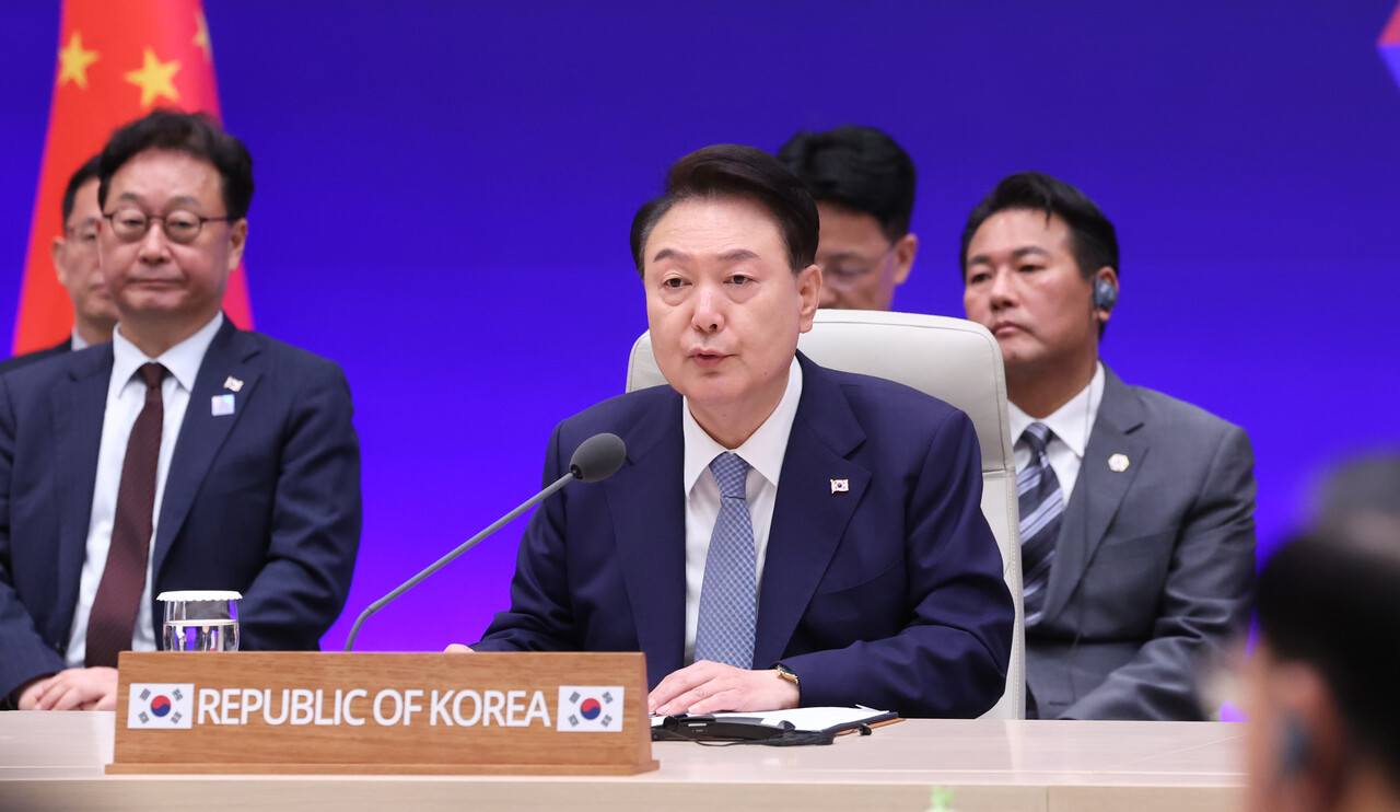 윤석열 대통령이 청와대 영빈관에서 열린 기시다 후미오 일본 총리, 리창 중국 국무원 총리와의 제9차 한일중 정상회의에서 발언하고 있다. 오른쪽 뒤는 국가안보실 김태효 1차장, 왼쪽은 왕윤종 3차장. 2024.05.27./자료사진=뉴시스