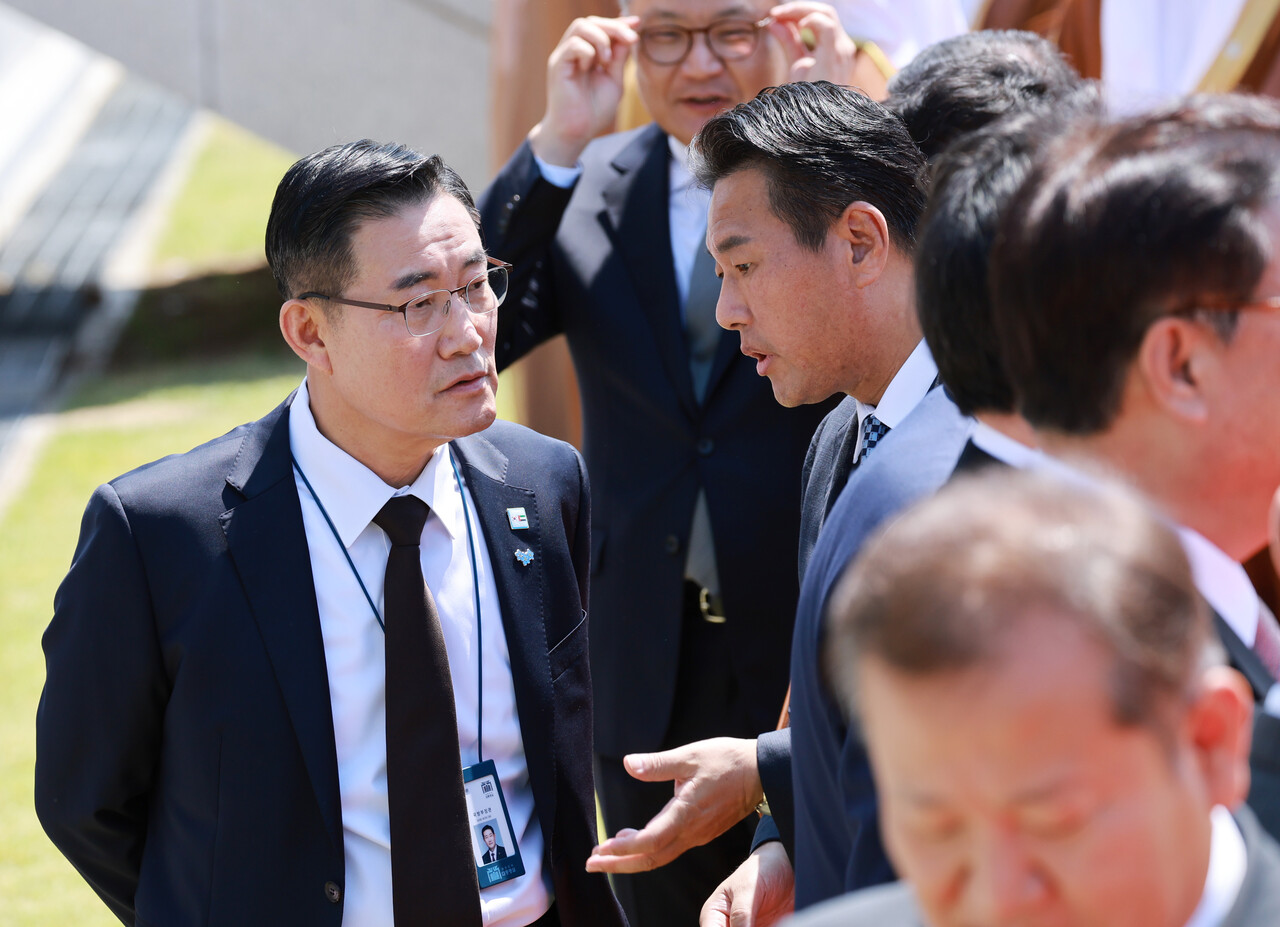 신원식(왼쪽) 국방부 장관과 김태효 국가안보실 1차장이 29일 서울 용산 대통령실 청사 앞에서 열린 윤석열 대통령의 무함마드 빈 자예드 알 나흐얀 아랍에미리트연합국(UAE) 대통령 국빈 방한 공식 환영식에 앞서 대화하고 있다. (대통령실통신사진기자단) 2024.05.29.