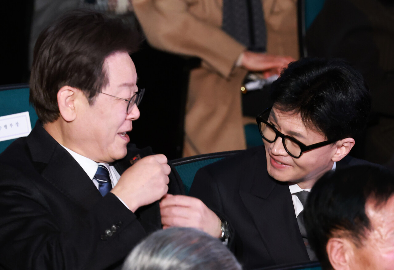 한동훈 국민의힘 비상대책위원장과 이재명 더불어민주당 대표가 1일 서울 중구 유관순기념관에서 열린 제105주년 3·1절 기념식에서 대화하고 있다./사진=대통령실통신사진기자단