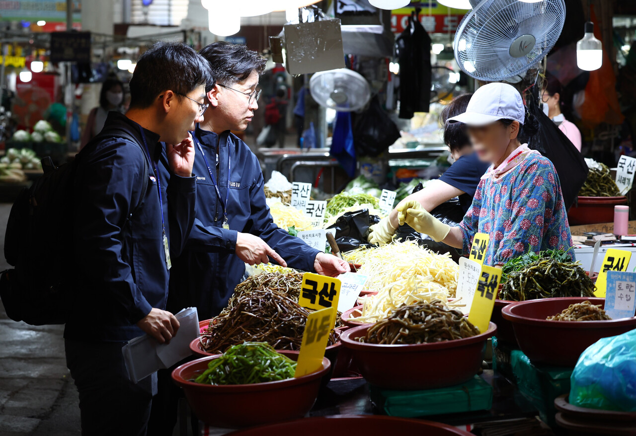 19일 서울 동대문구 경동시장에서 국립농산물품질관리원 원산지 단속팀이 추석을 앞두고 농수산물 원산지 표시 현황을 점검을 하고 있다/사진=뉴시스