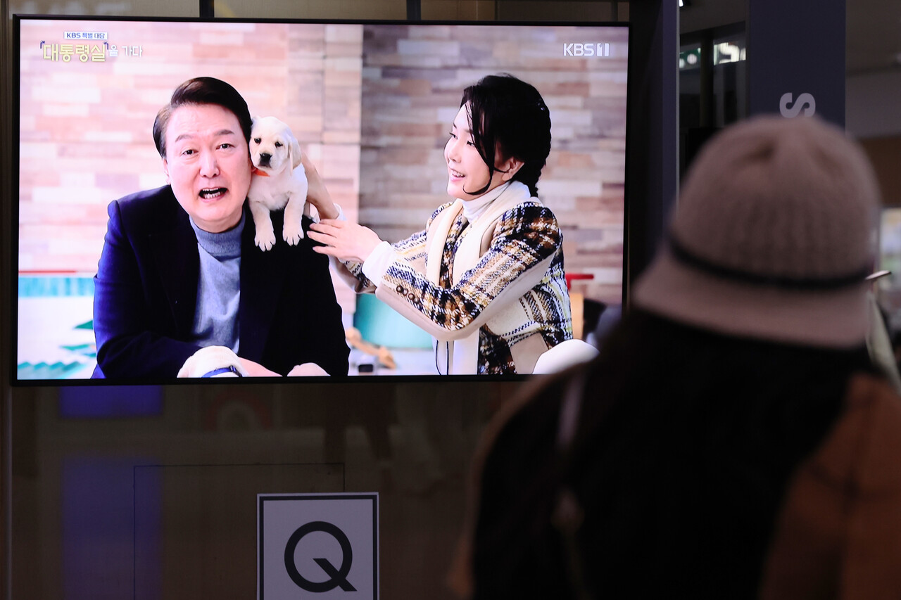 서울역 대합실 텔레비전에서 방영되는 윤석열 대통령의 KBS 신년 대담에서 윤 대통령과 김건희 여사의 사진이 나오고 있다. 2024.02.07./자료사진=뉴시스
