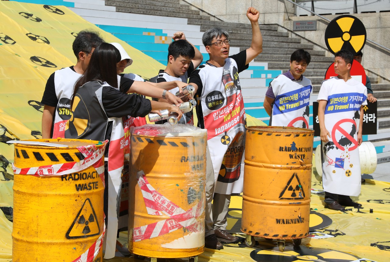 18일 환경운동연합을 비롯한 환경단체 회원들이 18일 오전 서울 종로구 세종문화회관 계단에서 일본 후쿠시마 오염수 방류 중단과 일본 제품 불매를 촉구하며 일본산 맥주를 방사능 폐기물 드럼통에 붓는 퍼포먼스를 하고 있다. /자료사진