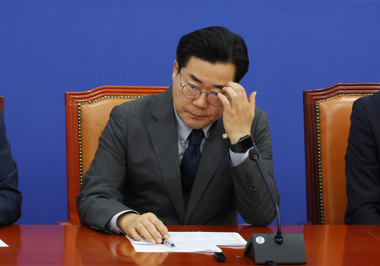 박찬대 국회 운영위원장이 27일 서울 여의도 국회에서 열린 당 원내대책회의에서 생각에 잠겨 있다./사진=뉴시스