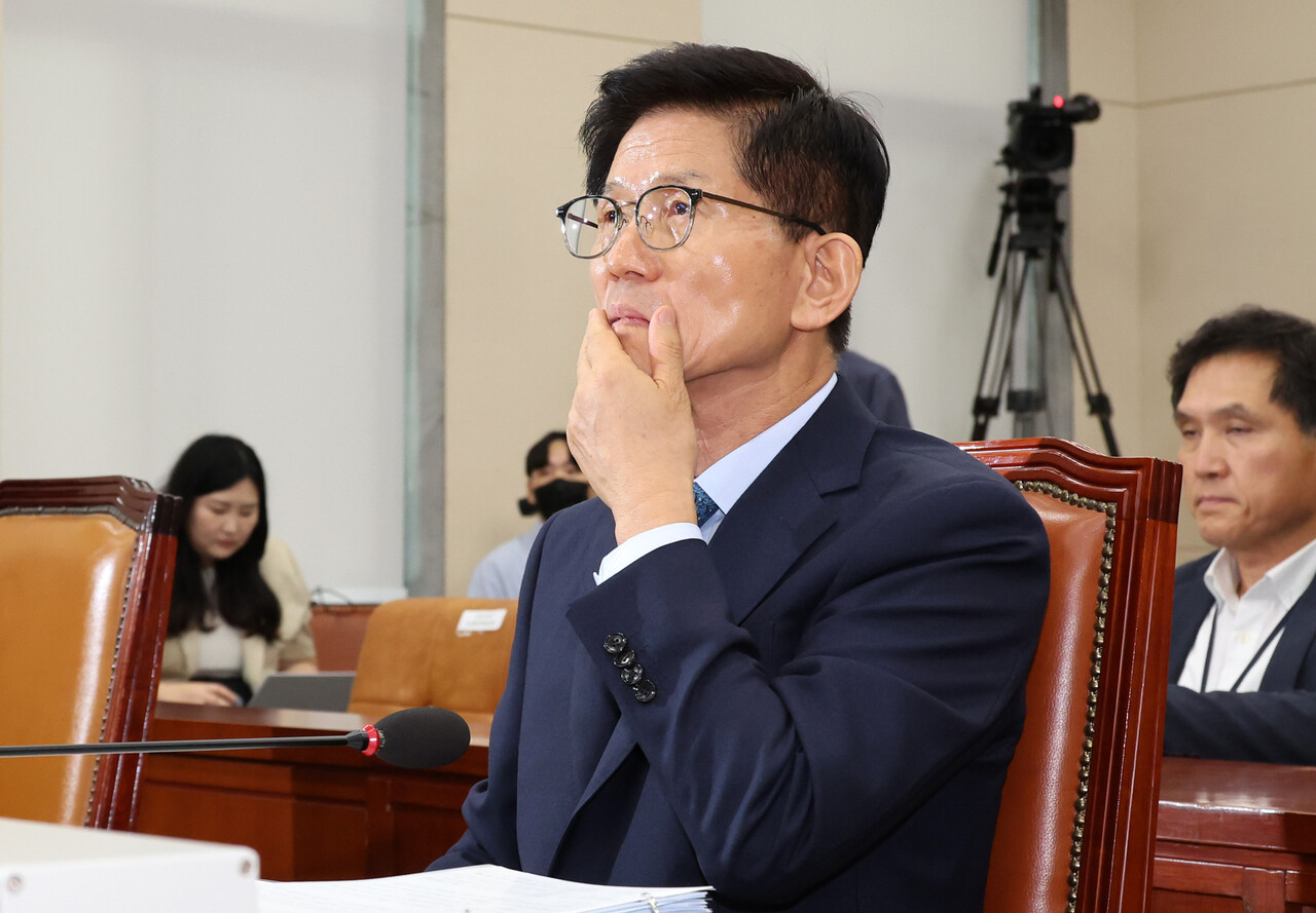 김문수 고용노동부 장관 후보자가 26일 오전 서울 여의도 국회에서 열린 환경노동위원회의 인사청문회에서잠시 얼굴을 만지고 있다/사진=뉴시스