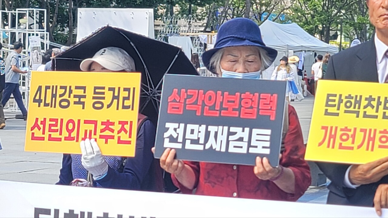 28일 오후 서울 광화문광장 이순신장군동상 앞에서 27개 시민단체가 '탄핵찬반과 구국구민대안 합의모색 ‘개헌개혁행동마당’(약칭 개개행마) 결성선언' 기자회견을 열고 있다/사진제공= 개개행마