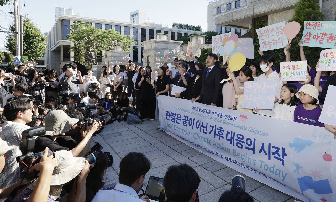 29일 서울 종로구 헌법재판소 앞에서 열린 청소년기후소송, 시민기후소송 등 시민단체의 기후 헌법소원 최종 선고 공동 기자회견에서 판결은 끝이 아닌 기후 대응의 시작이라는 구호를 외치고 있다. 이날 헌재는 헌법소원 4건에서 재판관 전원일치 의견으로 탄소중립기본법 8조 1항에 헌법불합치 결정을 내렸다 / 사진=뉴시스