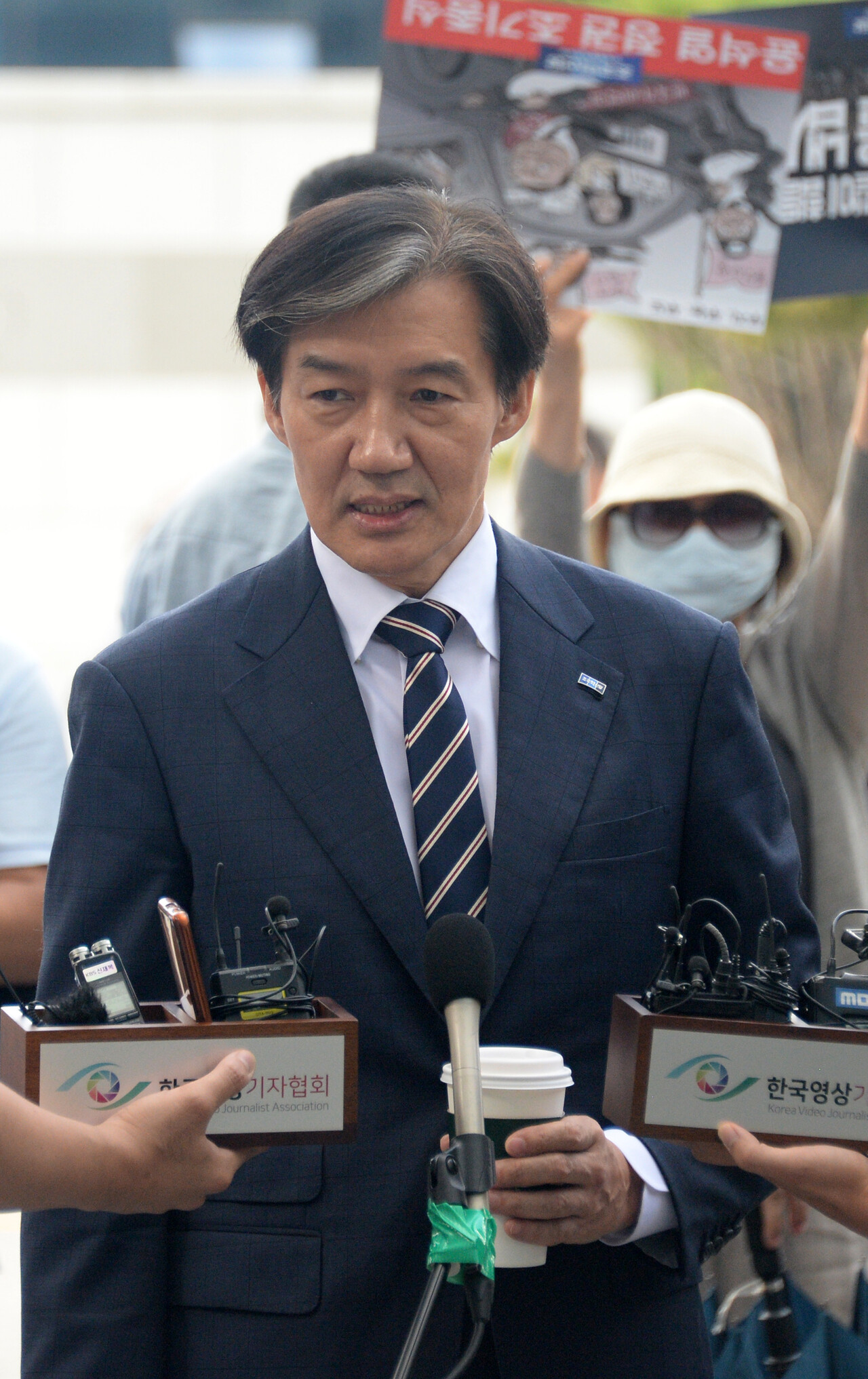 조국 조국혁신당 대표가 31일 전북 전주시 전주지방검찰청에서 문재인 전 대통령 옛 사위 특혜채용 의혹과 관련한 참고인 신분으로 조사를 받기 위해 출두해 기자들의 질의에 답변하고 있다. 2024.08.31. /뉴시스