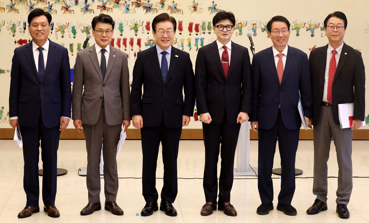 한동훈 국민의힘 대표와 이재명 더불어민주당 대표가 1일 오전 서울 여의도 국회에서 열린 국민의힘-더불어민주당 당대표 회담에 앞서 기념촬영을 하고 있다. 왼쪽부터 더불어민주당 조승래 수석대변인, 진성준 정책위의장, 이재명 대표, 국민의힘 한동훈 대표, 김상훈 정책위의장, 곽규택 수석대변인. 2024.09.01. /뉴시스