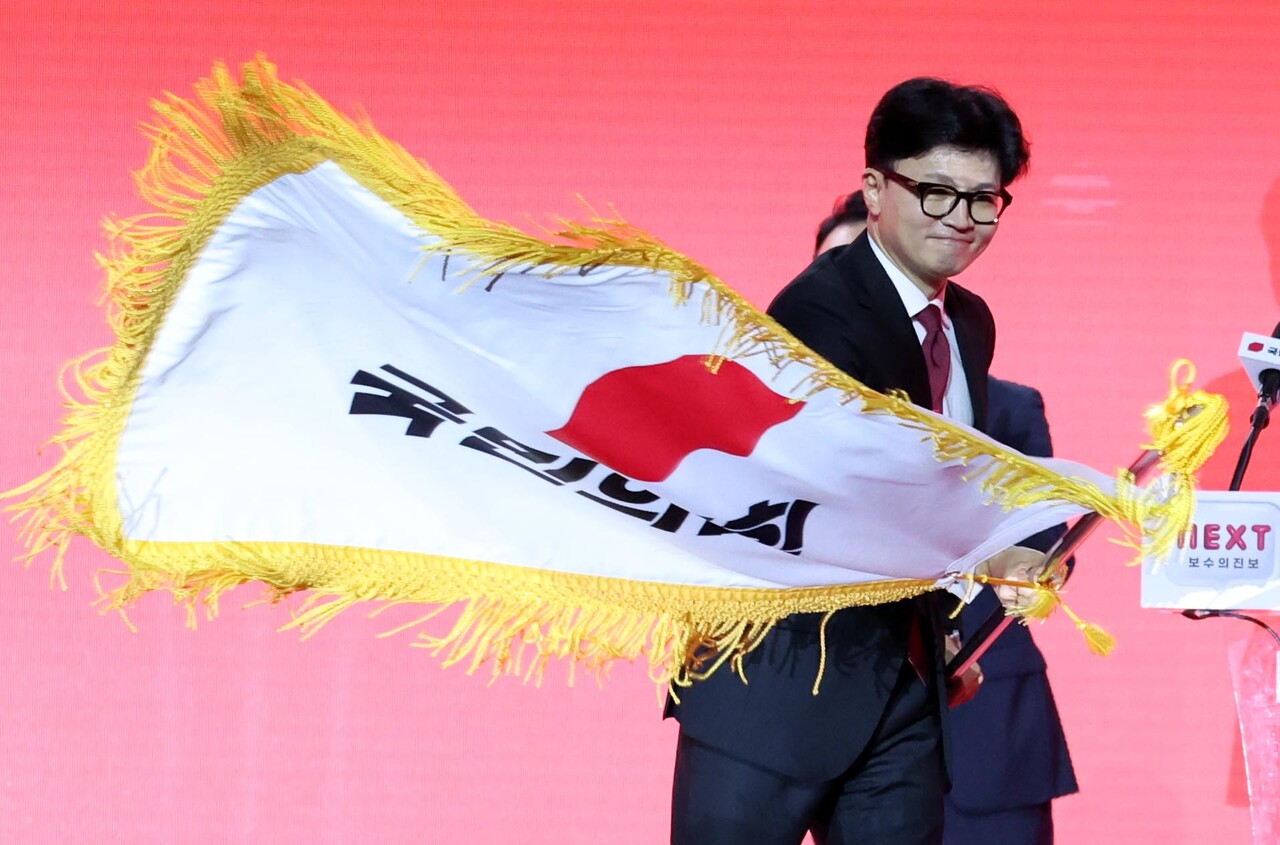한동훈 국민의힘 대표가 23일 경기 고양 킨텍스에서 열린 제4차 국민의힘 전당대회에서 당 깃발을 휘날리고 있다. 2024.07.23. /뉴시스